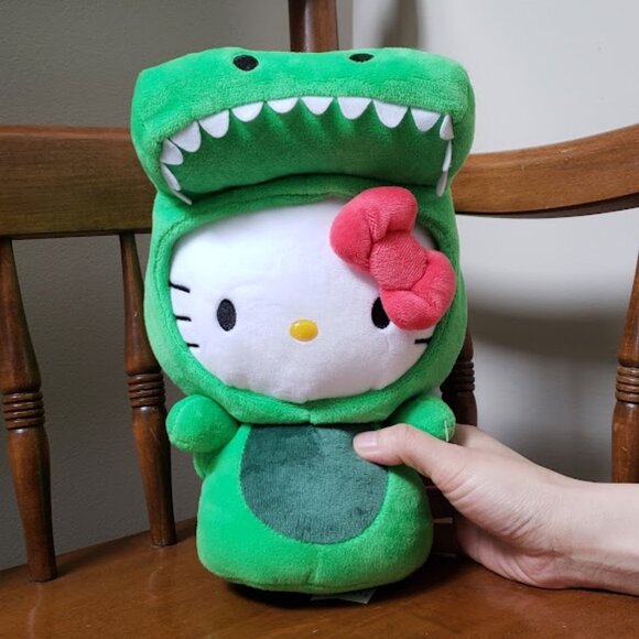 Universal Studios Sanrio Hello Kitty In A Green Alligator Suit-Jurassic Park - Picture 1 of 4